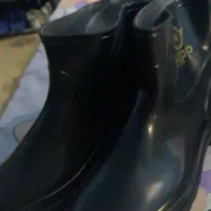 Sepatu Boots Pendek Kecil Hitam Mengkilap / Sepatu Booth Karet pendek mini / Safety Boot