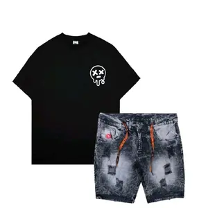 Outfit setelan kaos emoticon dan celana jeans sobek pendek