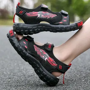 Sendal Laki-laki dengan Desain Flame Hitam Merah Nyaman untuk Aktivitas Sehari-hari