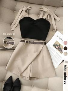 Este conjunto con tirantes tipo lazada es un top corto estilo coquette casual chic y shorts envolventes que combinan como atuendo completo.