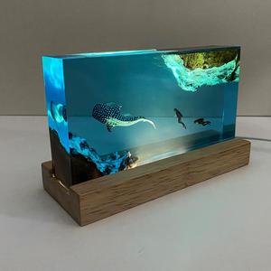 オーシャンレジン手作り品、クジラシャークとダイバーの高級ギフト・プレゼント向けオーナメント、ユニークな家庭用照明、完璧なユニークなプレゼントアイデア