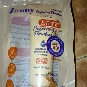 JUNNY - Skin Tint Perfecting Flawless 30gr, Natural tone-up daycream, Glow Drop, UV-filter, sunscreen moist | B3 Niacinamide + calming, centella asitica + arbutin | Mencerahkan, tidak menyumbat pori, Cocok Semua Jenis Kulit
