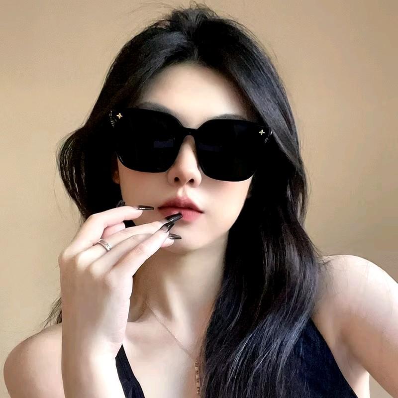 kacamata hitam rantai gold 1