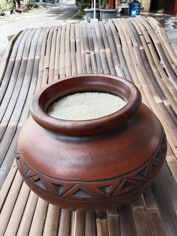 gentong beras grabah kendil beras tempat beras tanah liat 5 kg Free Packing Kayu 3