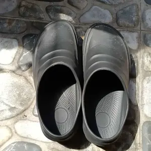 Sepatu Sandal Pria Musim Panas Tahan Air Minyak Anti Slip Tahan Lama Cocok untuk Koki Hotel Dapur Restoran Safety Shoes