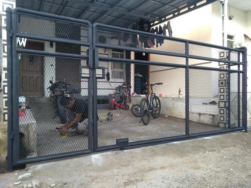Pagar / Gate Rumah Minimalis Rangka Besi Bulat Motif Expanda 0