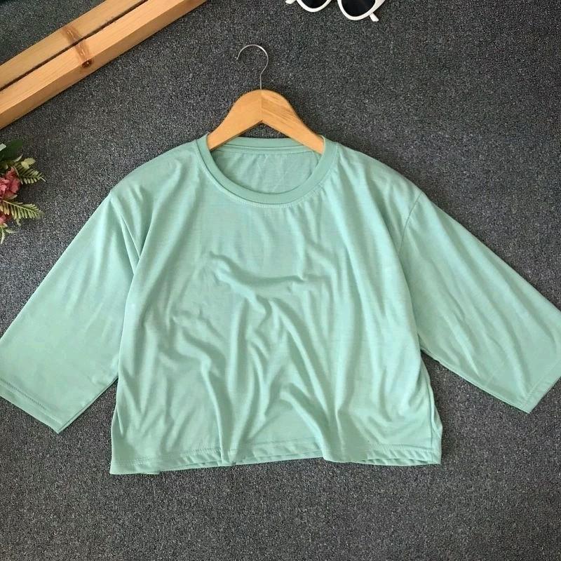 Kaos Crop Oversize dan Sport, Model Terbaru Atasan Wanita 1