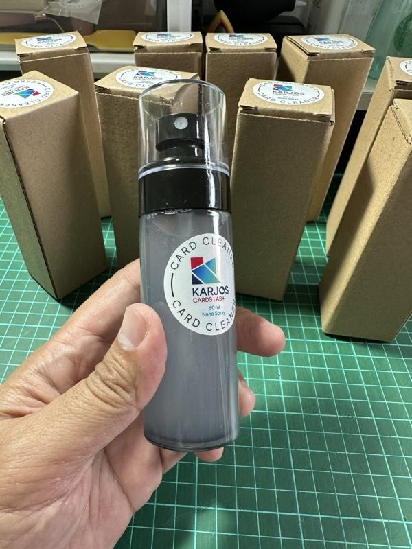 Pembersih Kartu TCG KARJOS Cards Lab+ Kemasan Baru Nano Spray 60 ml (bonus 20 ml) – Perawatan Permukaan Kartu Pokémon, Yugioh, One Piece, Koleksi kartu TCG