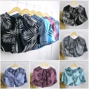 Celana Pendek Hotpants Motif Daun Maple,  Berbahan Rayon Dingin dan Halus saat di Gunakan Nyaman Santai