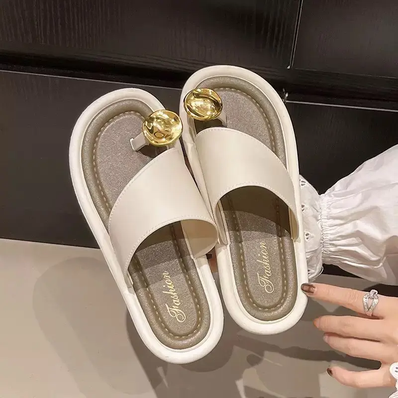 Sandal jepit datar wanita gaya Romawi retro liburan pantai 2026 versi Korea warna campuran trendi keren gagah.