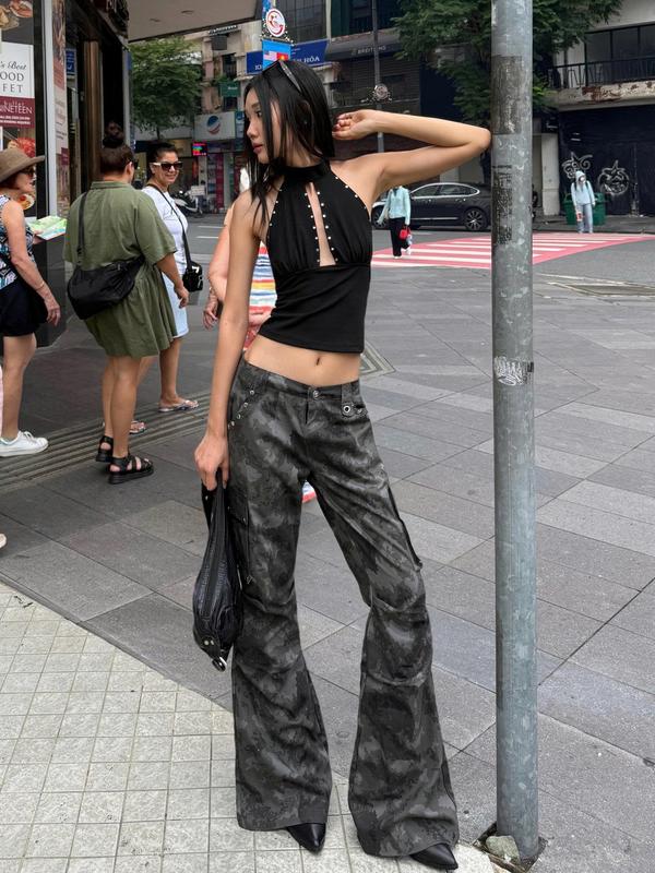  TWENTI Quần Ống Loe Kaki Hoạ Tiết Rằn Ri Đính Đinh Tán Cạp Thấp 