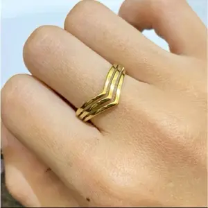 Cincin Wanita Titanium Motif Fuji Polos 3 Baris Gold 24k Elegan dan Tahan Lama untuk Tampilan Mewah