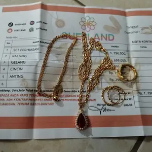 Satu Set Kalung Liontin Merah Beserta Gelang, Anting dan Cincin Perhiasan