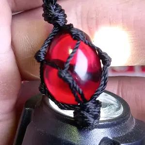 Kalung Liontin Merah Siam Model Rajut dengan Desain Elegan dan Tali Hitam yang Tahan Lama
