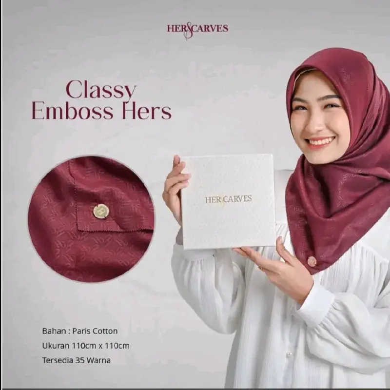 ISI 1 BOX EMBOS HERSSCARVES  MONOGRAM EMBOS BAHAN  LEMBUT GAMPANG DI ATUR HIJAB ELEGAN SUDAH PAKAI PACKING BOX PREMIUM LOGO METAL PREMIUM TIDAK KARATAN toleransi ke 115cm Kerudung Empat Square Muslim 0