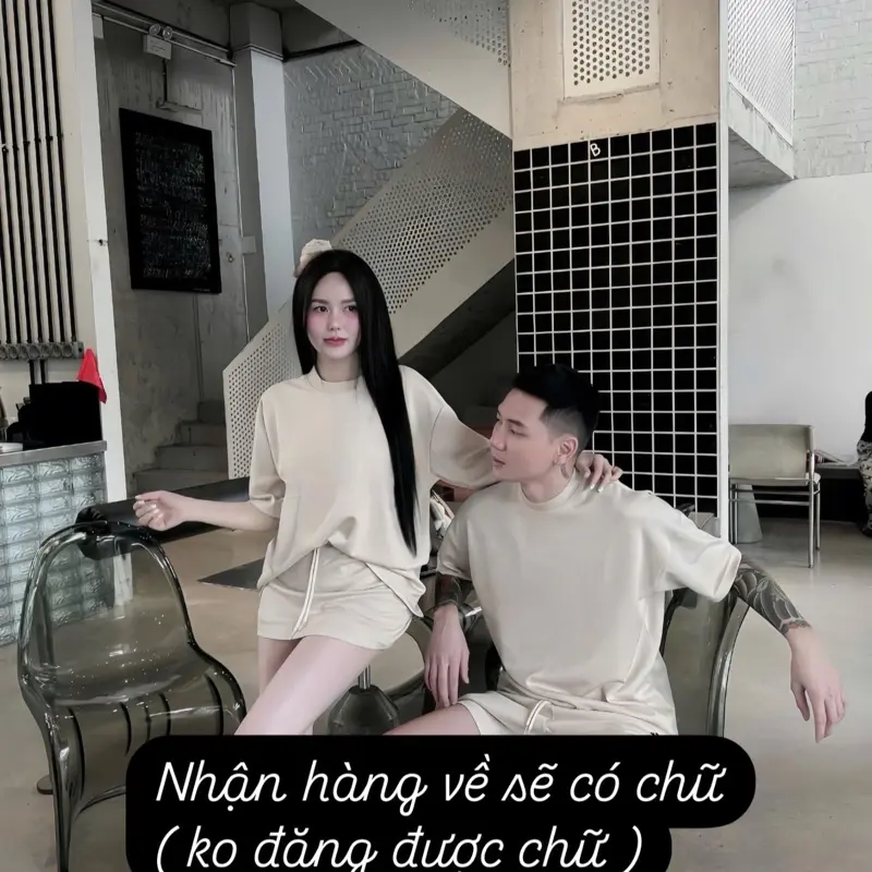 Set đồ đôi nam nữ áo phông chất umi mix chân váy, quần 2 màu da, đen hàng L1