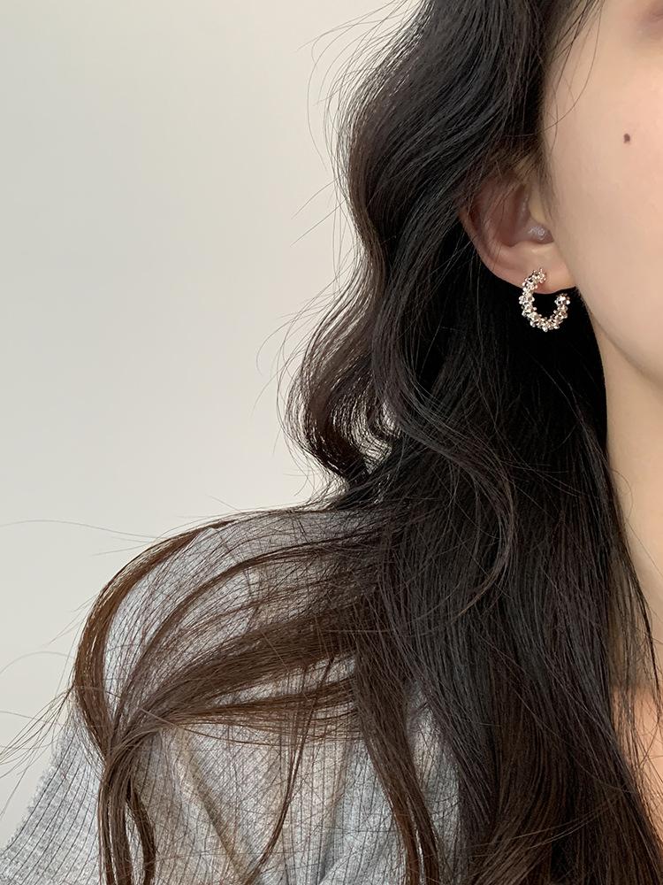 Product Introduction of Chunky Hoop Earrings Huggie Stud Earrings Silver Loop Clip-on Earrings for Women 2