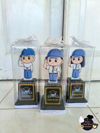 Gambar BONKA Piala Akrilik Wisuda SMA SMK Costum Nama Foto Logo Sekolah Dan Kartu Ucapan Free Mika + Pita - Cowo dari Bonekahandmadesukasuka Kota Surakarta 1 Tokopedia