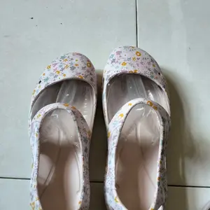 Sepatu yoga wanita dewasa, diproduksi dengan proses satu cetakan utuh, motif bunga segar berbahan EVA, model bagian depan tertutup. Serbaguna dipakai di rumah maupun keluar rumah untuk berbagai aktivitas, warna pink, spesifikasi ukuran 36–37.