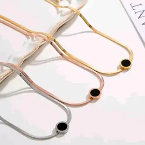 Kalung Titanium Gepeng Liontin Bulat Permata Hitam Romawi Anti Karat dan Luntur Emas