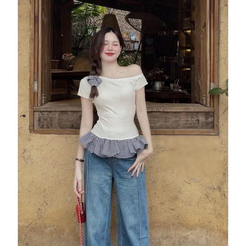 Áo lệch vai tay ngắn phối lai bèo kẻ caro TẶNG kèm dây cột tóc