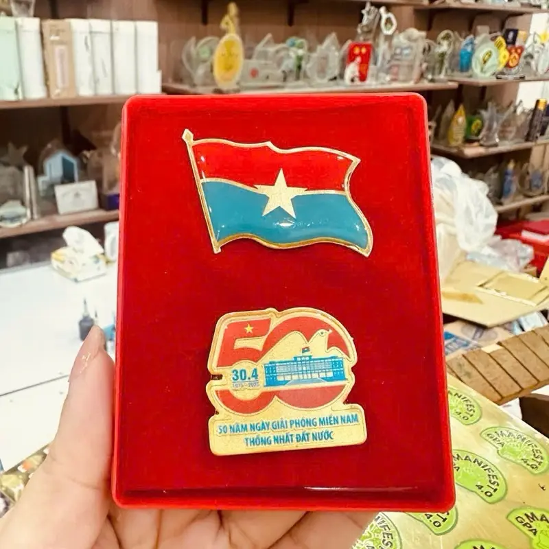 Huy hiệu Kỷ niệm 50 năm Giải Phóng Miền Nam, Thống Nhất Đất Nước 2025, Cờ Giải Phóng và Combo Huy Hiệu A50 1