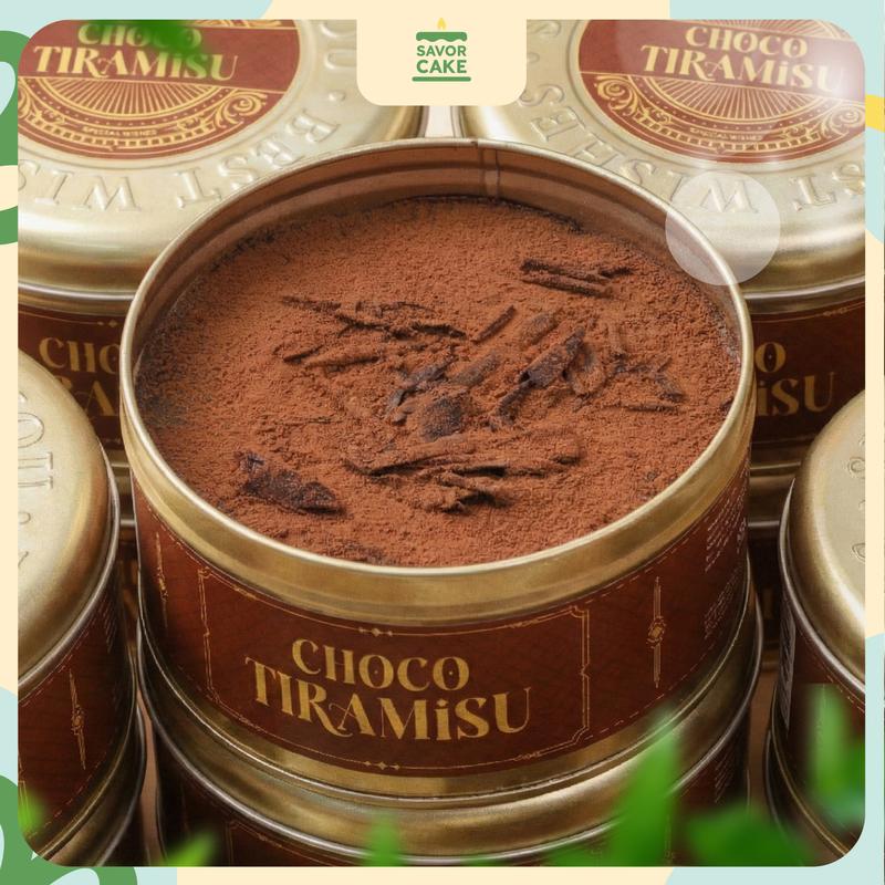   SAVOR CAKE - TẶNG QUE CẮM HPBD - CHỈ GIAO HCM  Bánh đập Choco Tiramisu hộp thiếc size lớn 520g - Mascarpone chuẩn Ý whipping cream béo ngậy socola nguyên chất - Thiết kế sang trọng - Quà tặng lý tưởng 