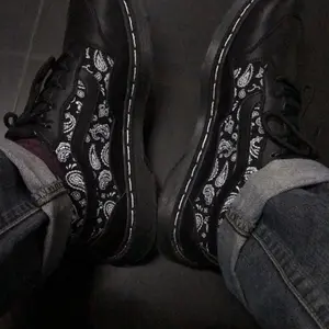 ABRAHAM Sepatu Pantofel Formal Hitam Docmart Pria Paisley Kerja Merah