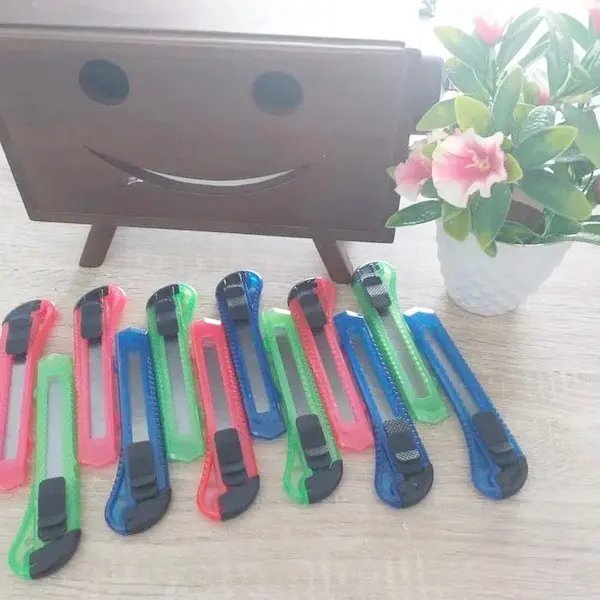 Pisau Cutter Besar Transparan 18mm Alat Potong Kertas Super Tajam 1