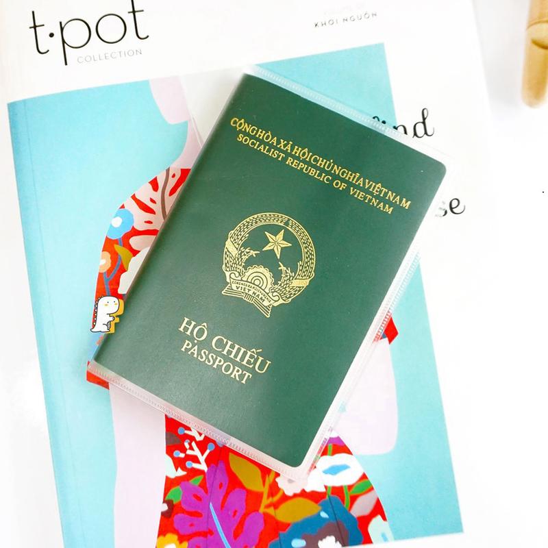Vỏ Bọc Hộ Chiếu PVC Bao Passport Cover Chống Bụi Bẩn Trong Suốt Có Ngăn Đựng…