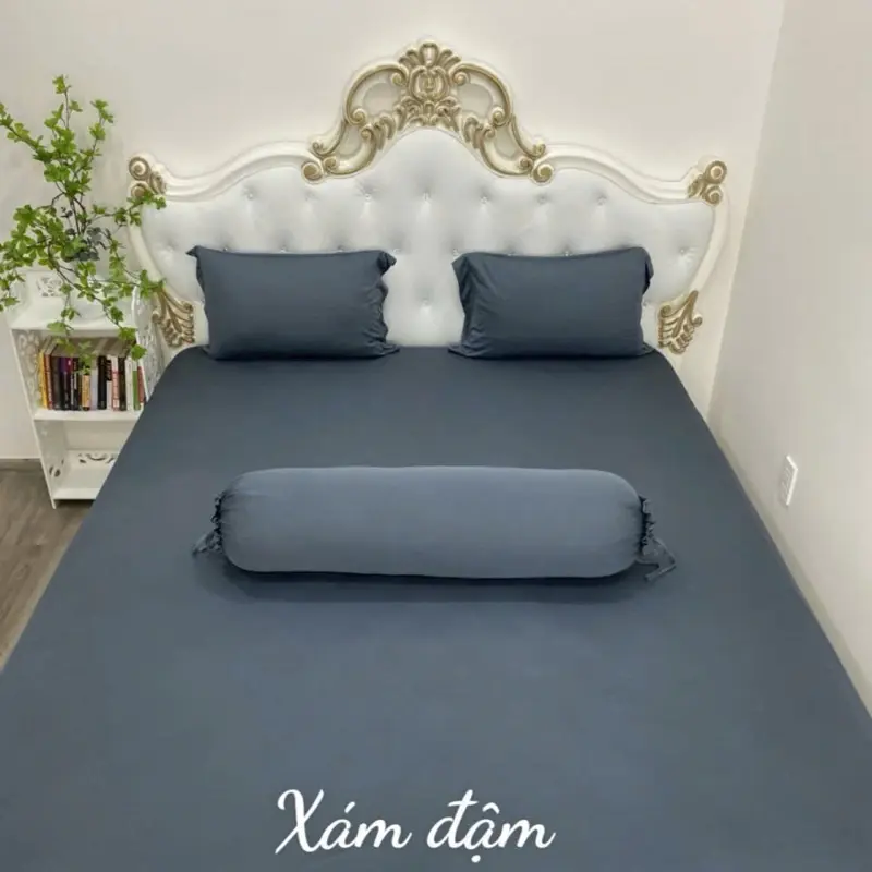 Bộ ga thun lạnh 4 món xám chì và xám đậm bao gồm: 1 ga bo chun, 2 vỏ gối nằm, 1 vỏ gối ôm 2