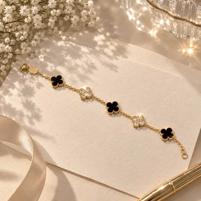 [ KHÔNG ĐEN GỈ ] -Vòng Tay 4 Lá Đen Đá – Mẫu Hot Trend TikTok