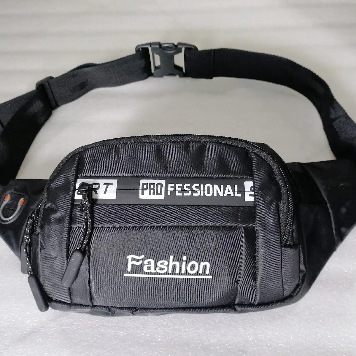 Tas Pinggang Pria Hitam Slingbag Model Olahraga Lari, Hiking, dan Camping dengan Seleting - Selempang