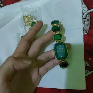 Set Jam Tangan & Perhiasan Wanita 5 Buah - Jam Tangan Kuarsa Persegi Dengan Gelang/Kalung Kerah/Anting-anting/Cincin Yang Serasi, Rantai Paduan Logam Berwarna-warni, Bahan Stainless Steel Tahan Goncangan