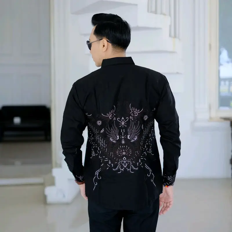 MOKSHA Kemeja Batik Slimfit Hitam Minimalis Bahan Katun Lapis Furing PREMIUM Pria Lengan Panjang 3