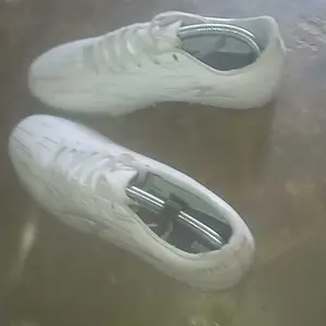 Shoe Tree Penyangga Sepatu 33cm Bahan HDPE & Besi Kuat Cocok untuk Berbagai Ukuran Sepatu
