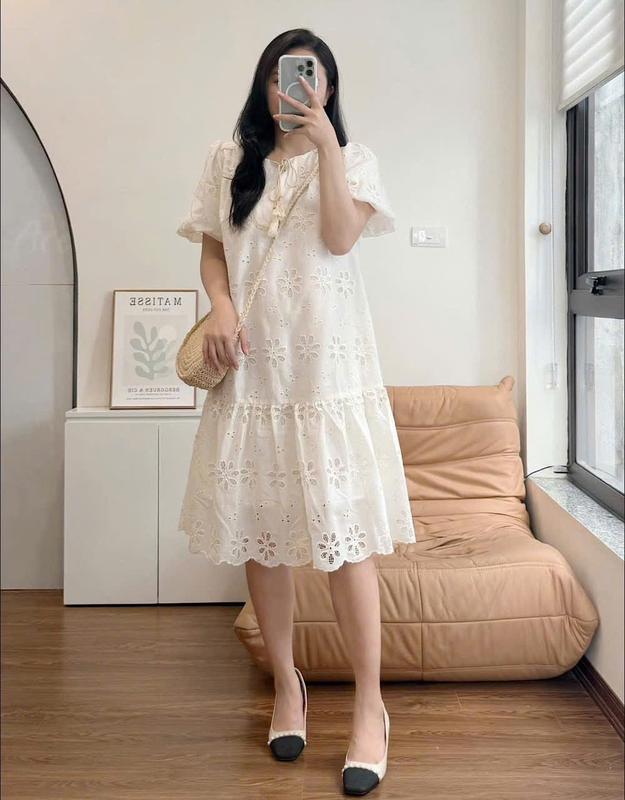 Đầm bầu suông trắng dáng rộng thêu hoa nổi bật .Thiết kế Lachic V84