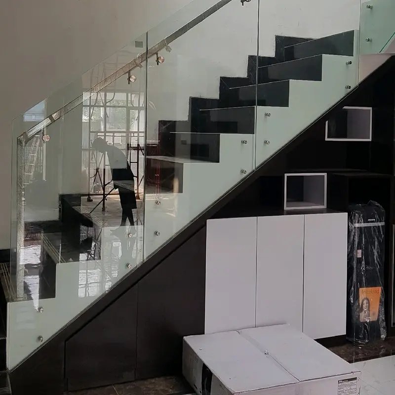 Railing tangga stainless steel kaca tempered. tangga besi 6