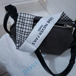BOSTANTEN Mini Scarf Twilly Scarf Leher Tas Bahan Silk Immitation Gaya Korea Fashion Wanita dengan Desain Elegan dan Detail Rantai