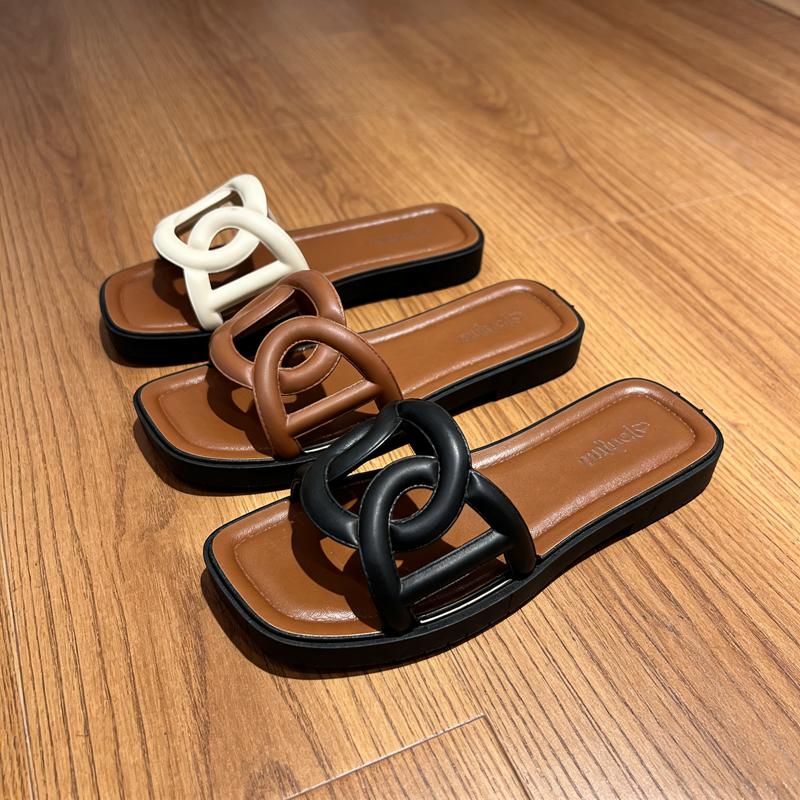 Sepatu sandal plat pipih model 2026 sole lembut pantai nyaman serba bisa dipakai outdoor anti licin desain berlubang- berlubang ventilasi kepala kotak