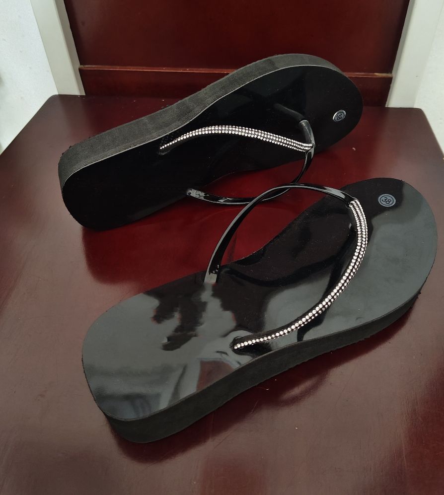 sandal terbaru busa cewek premium bahanya ringan motif nya sudah mewah