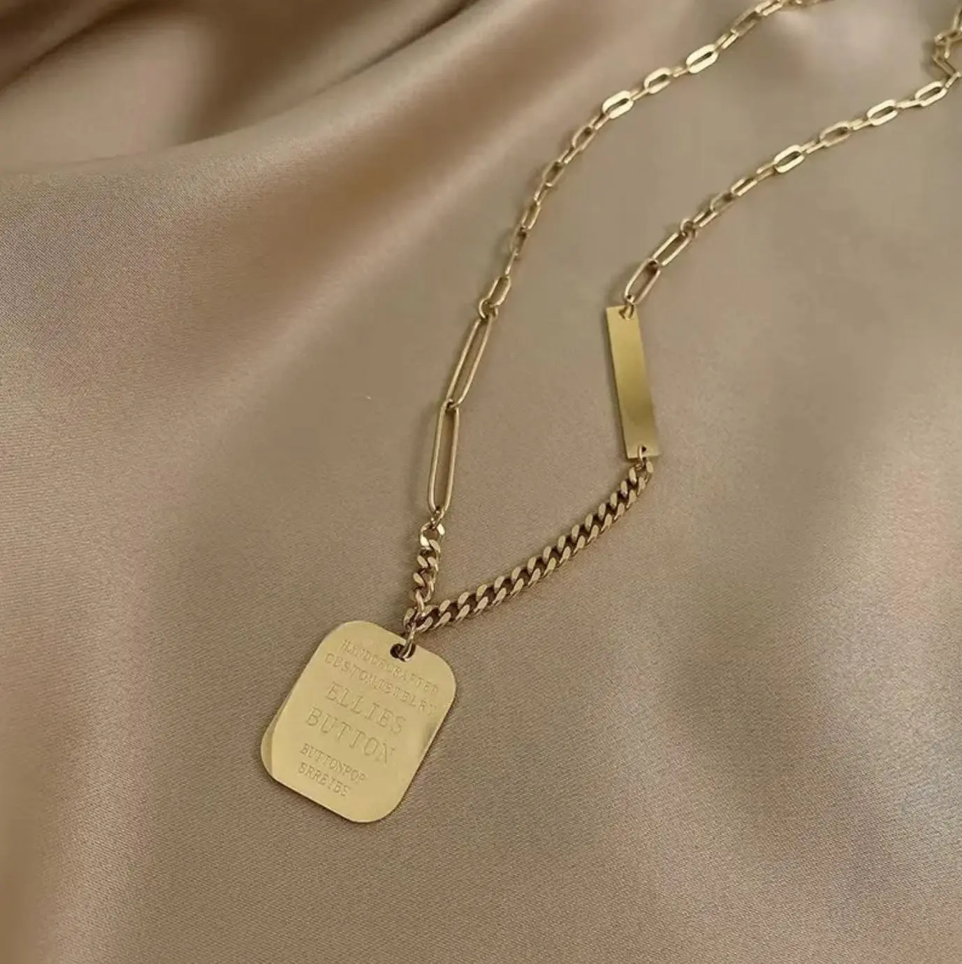 Kalung Wanita Amaiyllis rantai liontin kotak dengan teks titanium kekinian trendy