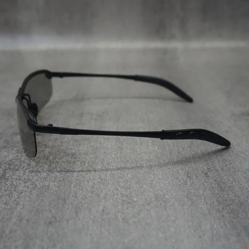 Kacamata Sunglasses Hitam Sporty Pria dengan Lensa Polarized & Photochromic, Perlindungan UV Maksimal Eyewear 3