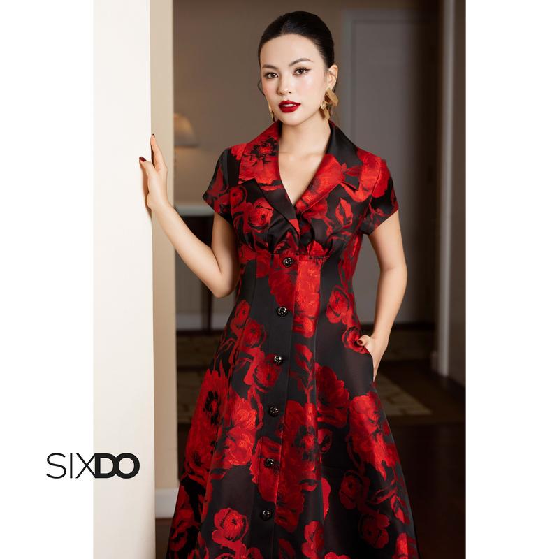 Đầm gấm đen hoa đỏ dáng xòe ngắn tay SIXDO Black Brocade Flared Dress