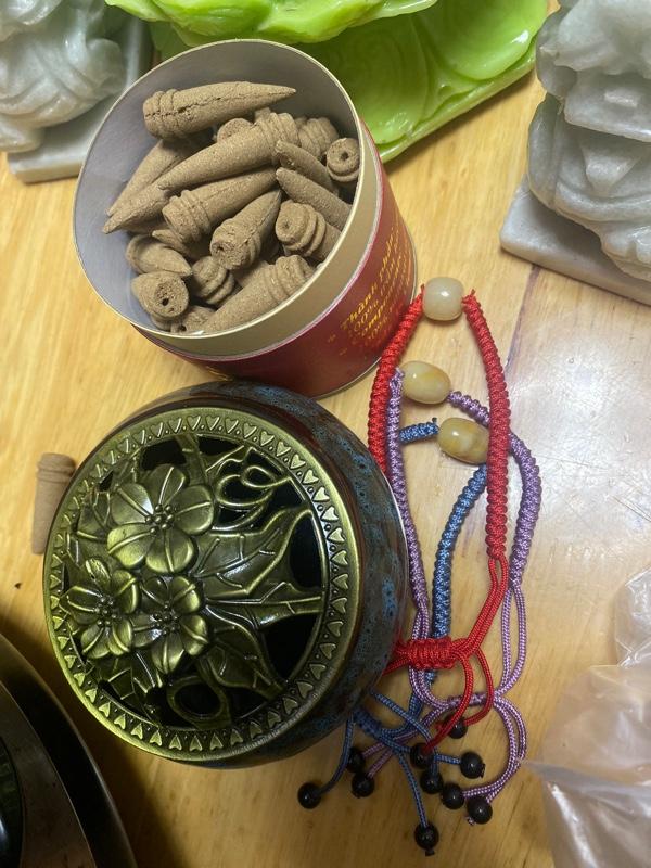 Product Introduction of Combo hộp nụ trầm hương tự nhiên +lư sứ+ vòng mã não. Đẹp và thơm 0