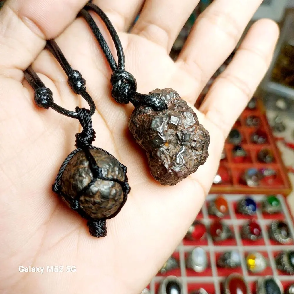 Kalung Muntabesi Utuh Natural Tali Kualitas HQ dari Korea Unik Elegan Batu Asli Garansi Keaslian untuk Penggemar Batu Alam