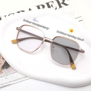 Fashionable photochromic Nearsighted Glasses Black Frame for Both Men and Women 0 to -300