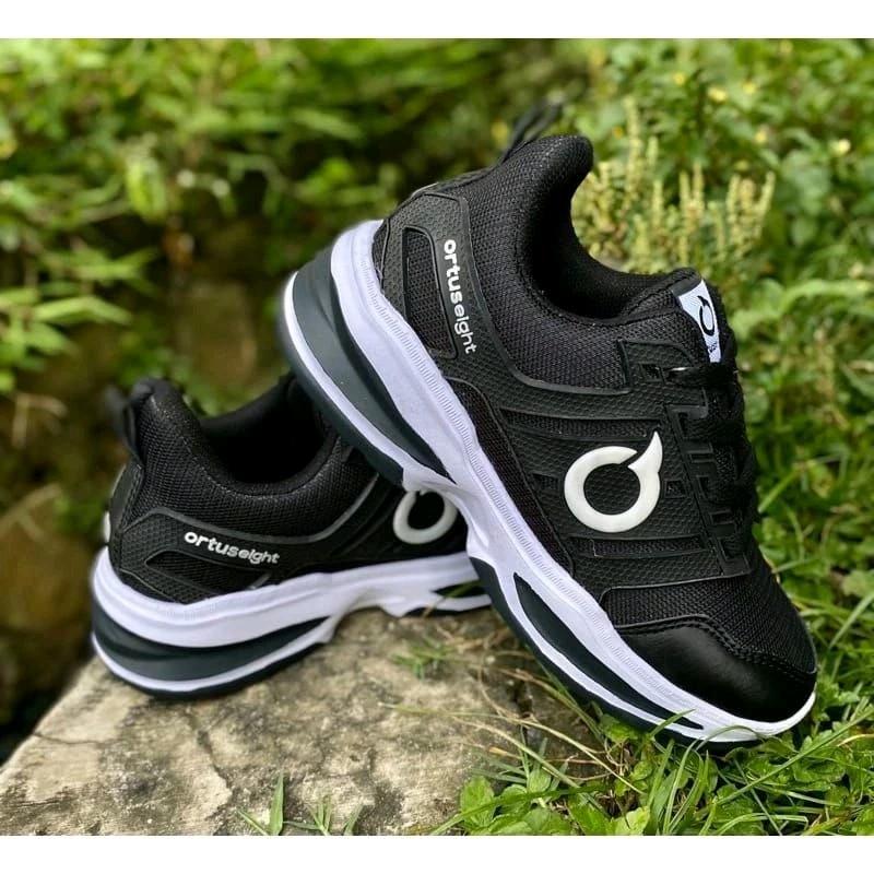 Terlaris!!!!!Cod Sepatu Running Ortuseigh Outdoor Sepatu Sekolah Hitam Putih Pria Wanita Gym&Lari(GRATIS KAOS KAKI) 2