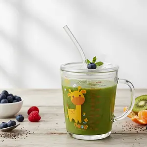 Hapimart Gelas Kaca dengan Tutup Sedotan Mug Kaca Tebal Desain Lucu Takaran Terukur Gagang Ergonomis