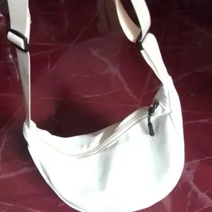 Best Hui Tas Slingbag Polos Bahan Nylon Anti Air Tas Bahu Mini Half Moon Terbaru Kekinian WY11 Hitam Selempang Pria Cowok Bahan Nilon Ukuran 36m x 7,5cm x 15cm Resleting Ringan Tali Adjustable